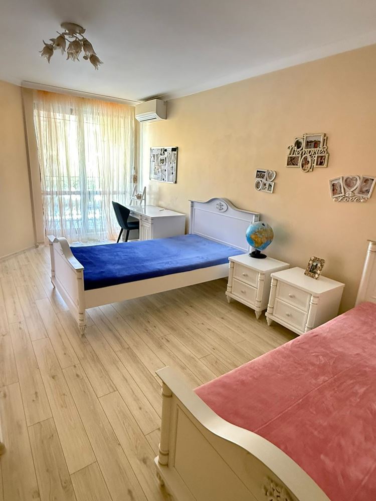 Luxury duplex apartment with spacious veranda and pool view in Sveti Vlas