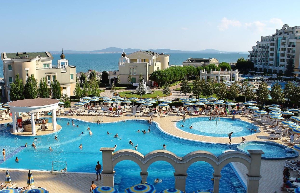 Spacious one-bedroom apartment on the first line with sea view in Pomorie