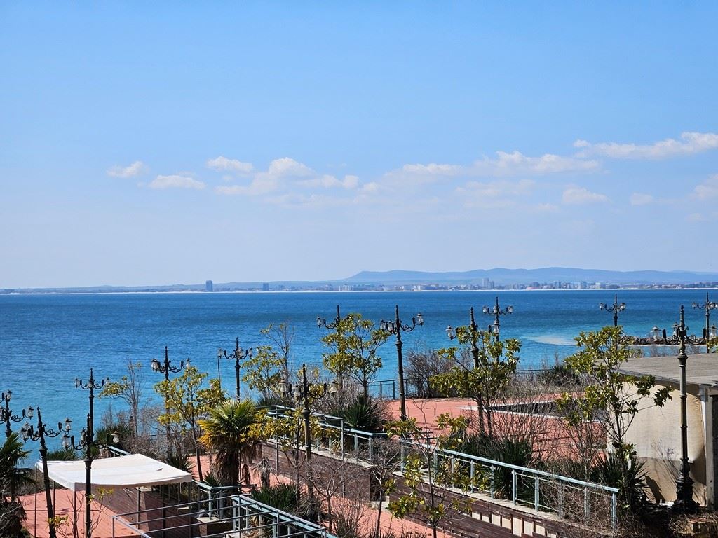 Sveti Vlas, beachfront – panoramic one-bedroom apartment with sea view from every room