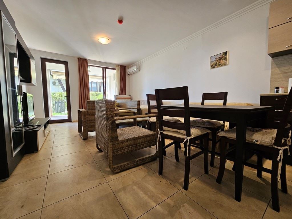 Luxury on the first line – stylish apartment with veranda, private garden, and sea view in Sveti Vlas