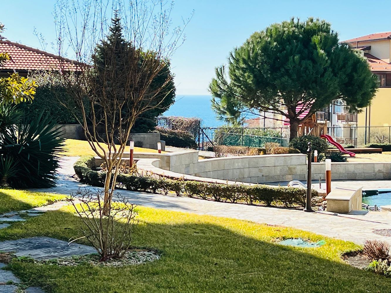 Spacious two-bedroom apartment with sea view in a luxury first-line complex in Sveti Vlas