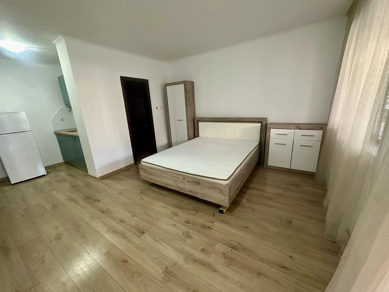 Spacious ground-floor studio with large terrace and potential for a one-bedroom apartment – security and comfort in Nessebar