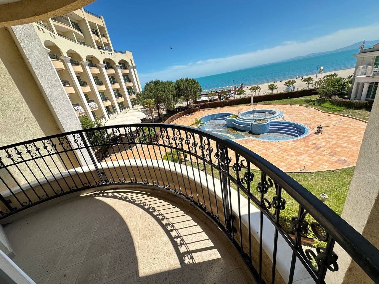 Spacious Apartment with Sea View on the First Line in Pomorie – Holiday Property with the Feeling of a Luxury Resort