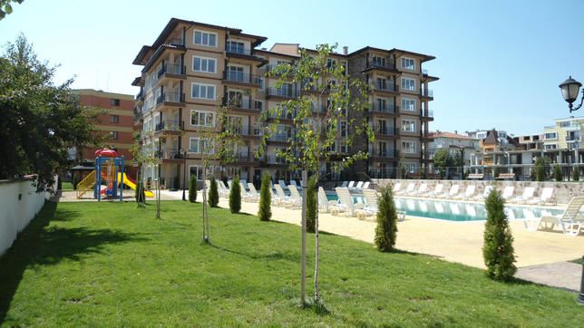 Spacious apartment with two bedrooms and sea view in Ravda