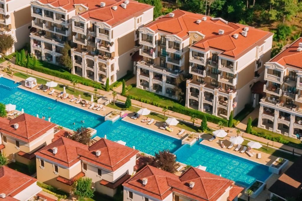 Furnished one-bedroom apartment in an elite complex with swimming pools and sports facilities