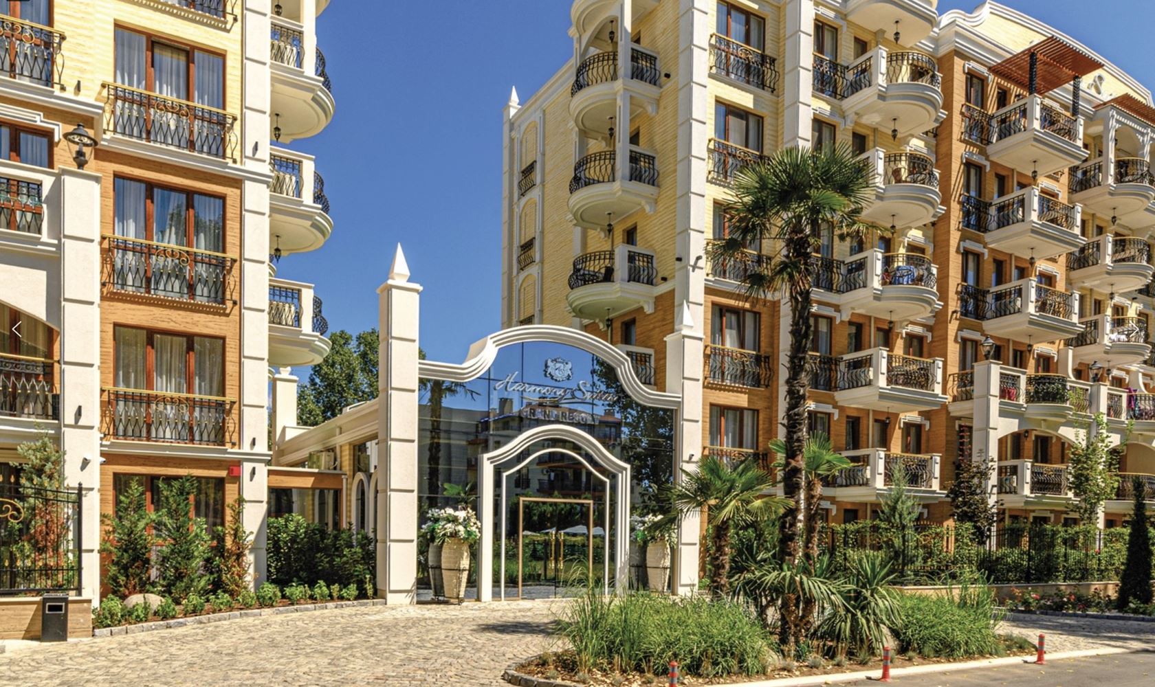 One-Bedroom Apartment in a Luxury Complex in Sunny Beach with Impressive Swimming Pools and Relaxation Areas