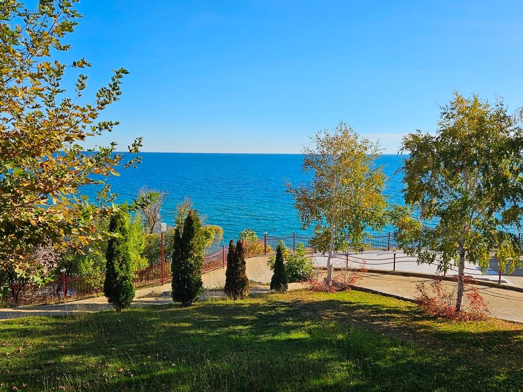 First line in Sveti Vlas – spacious apartment with two bedrooms and excellent infrastructure