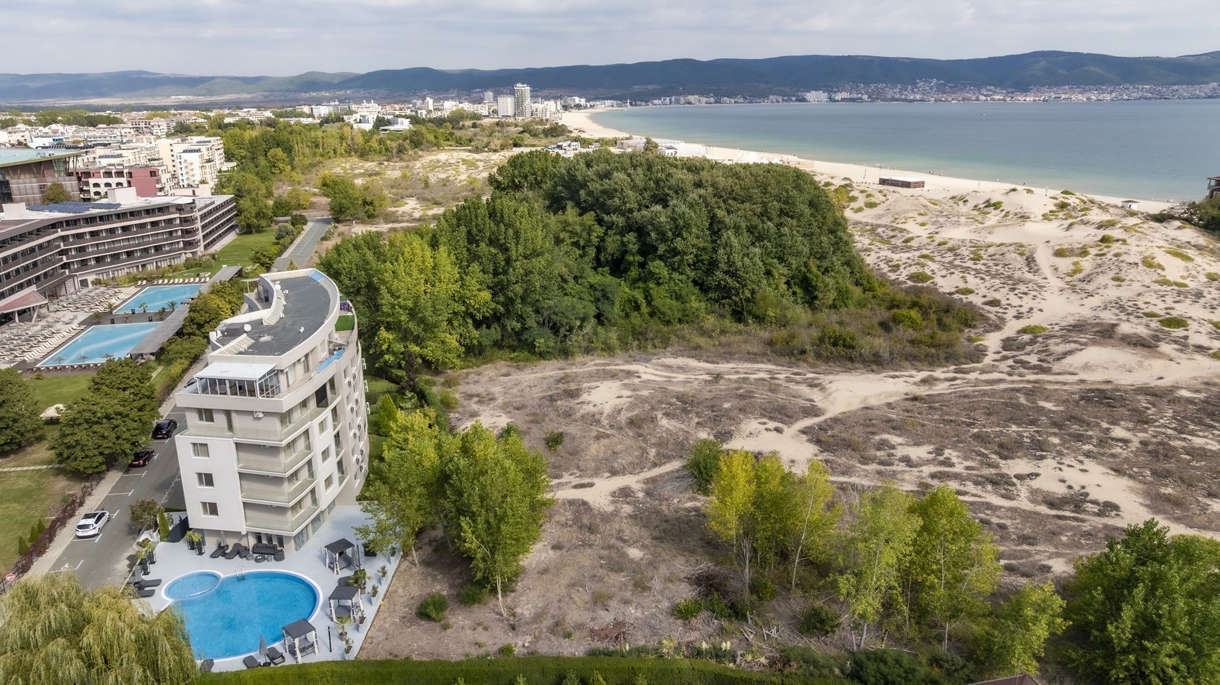 First line by the sea in Sunny Beach – brand-new furnishings and a private yard