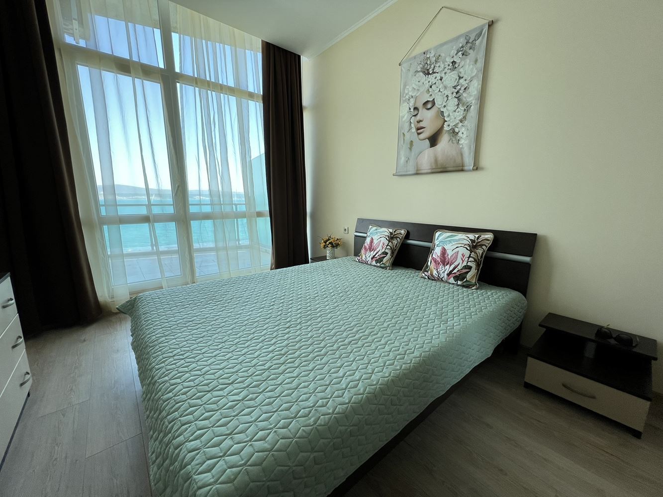 One-bedroom apartment on the first line with sea view in Nessebar, 500 m from the Old Town