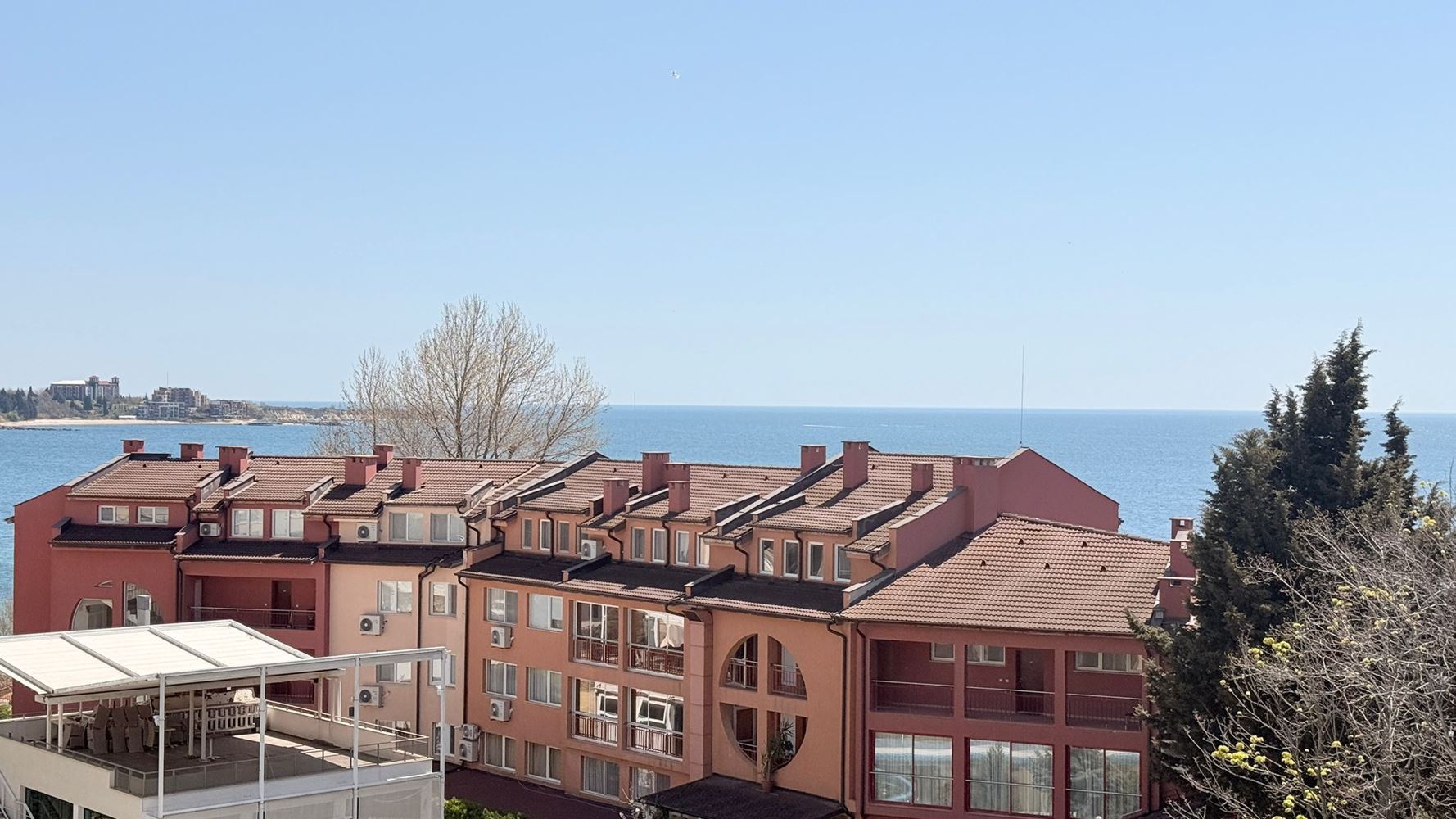 Spacious two-bedroom apartment with sea panorama in Ravda – just meters from the beach, fully furnished and with excellent investment potential