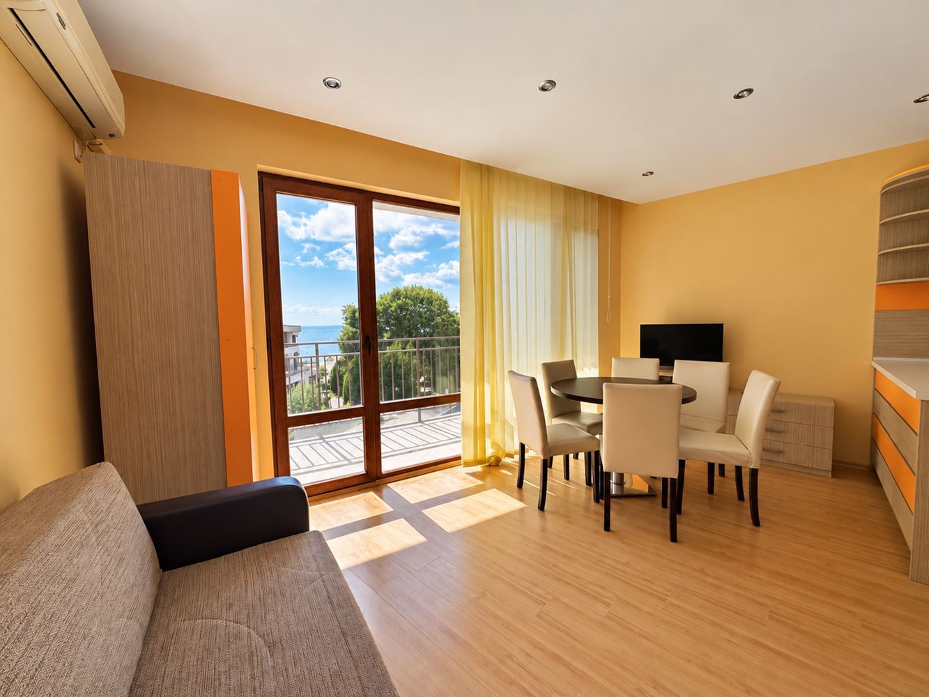 Elenite: spacious two-bedroom apartment on the first line with sea view