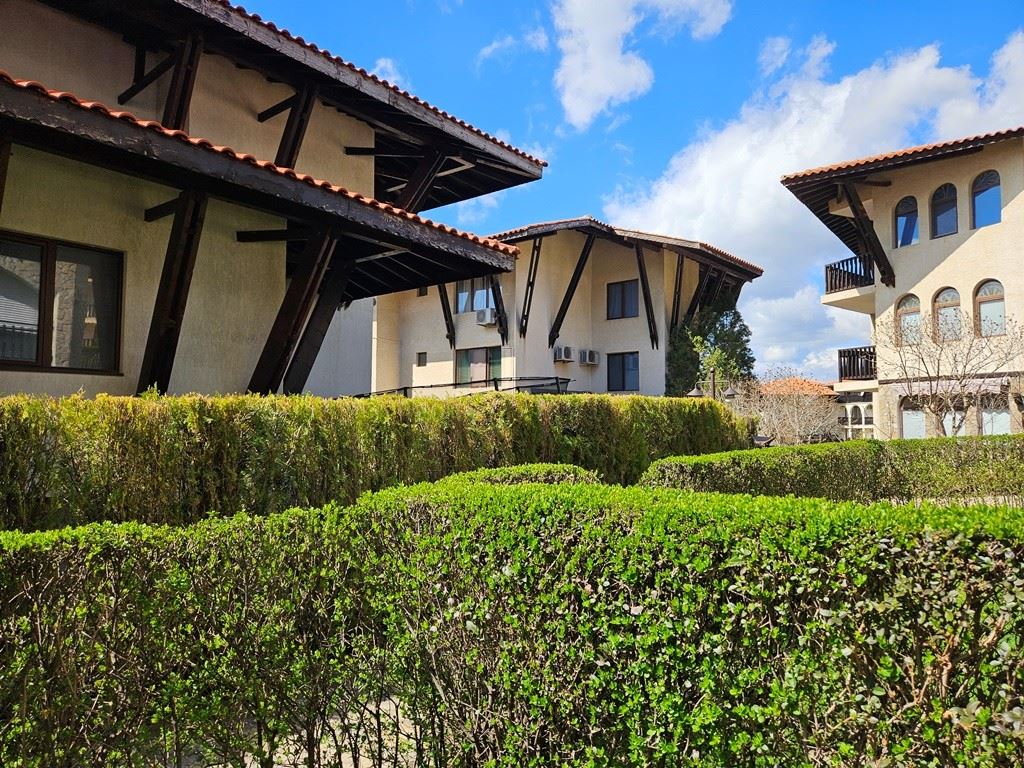 Luxury on the first line – stylish apartment with veranda, private garden, and sea view in Sveti Vlas