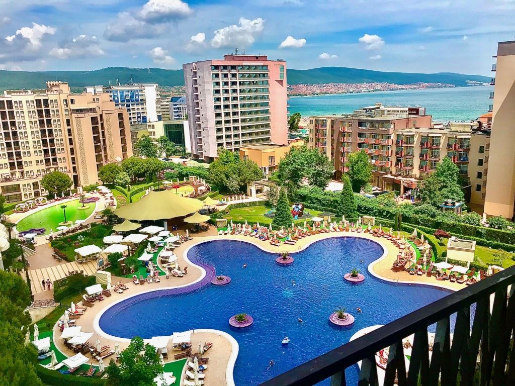 Spacious One-Bedroom Apartment with a Large Terrace, 50 Metres from the Beach in Sunny Beach