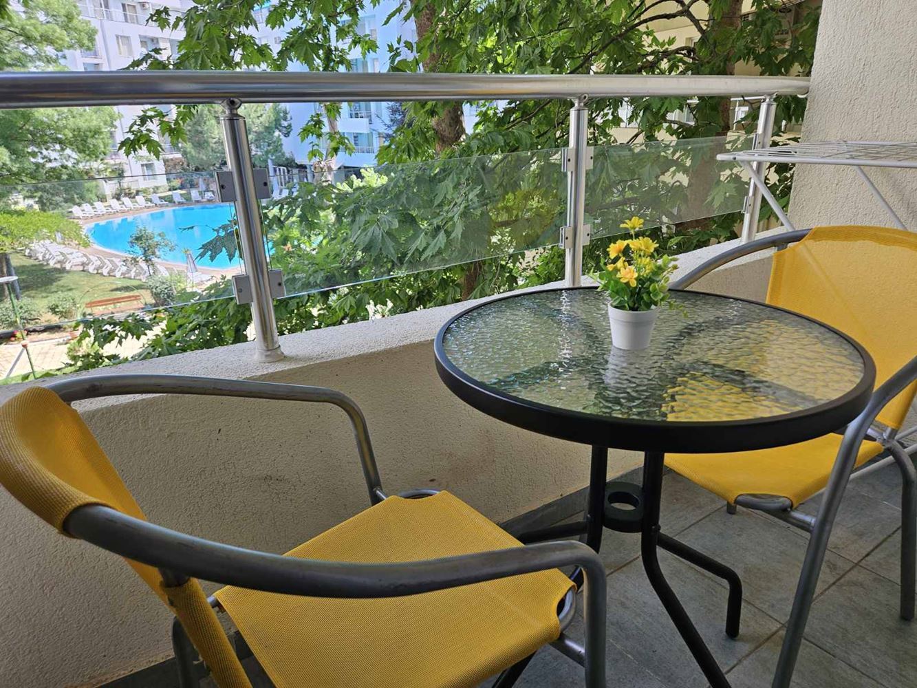 Only 100 meters from the sea! Spacious one-bedroom apartment overlooking the pool in one of the most sought-after complexes in Sunny Beach