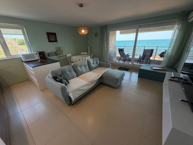 Spacious Apartment with 2 Bedrooms on the First Sea Line with Frontal Panoramic Sea View