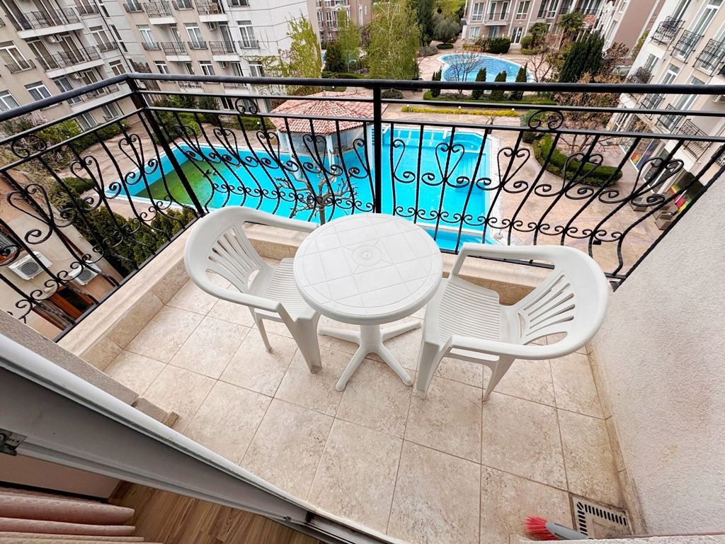 One-bedroom apartment with pool view in a prestigious complex in Sunny Beach