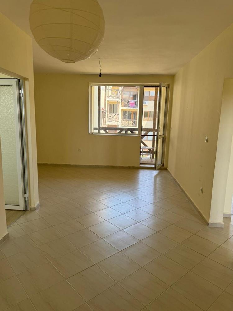Spacious Two-Bedroom Apartment with Sea View, 500 m from the Beach in Chernomorets