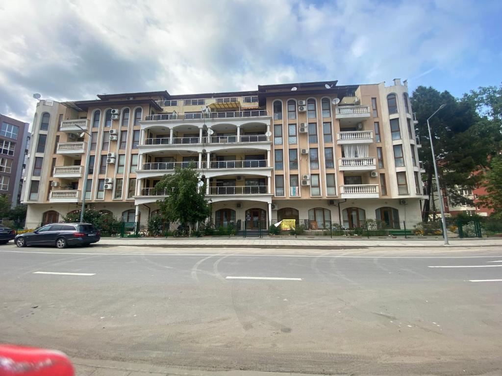 Spacious One-Bedroom Apartment in a Quiet and Green Complex with Swimming Pool in Sunny Beach