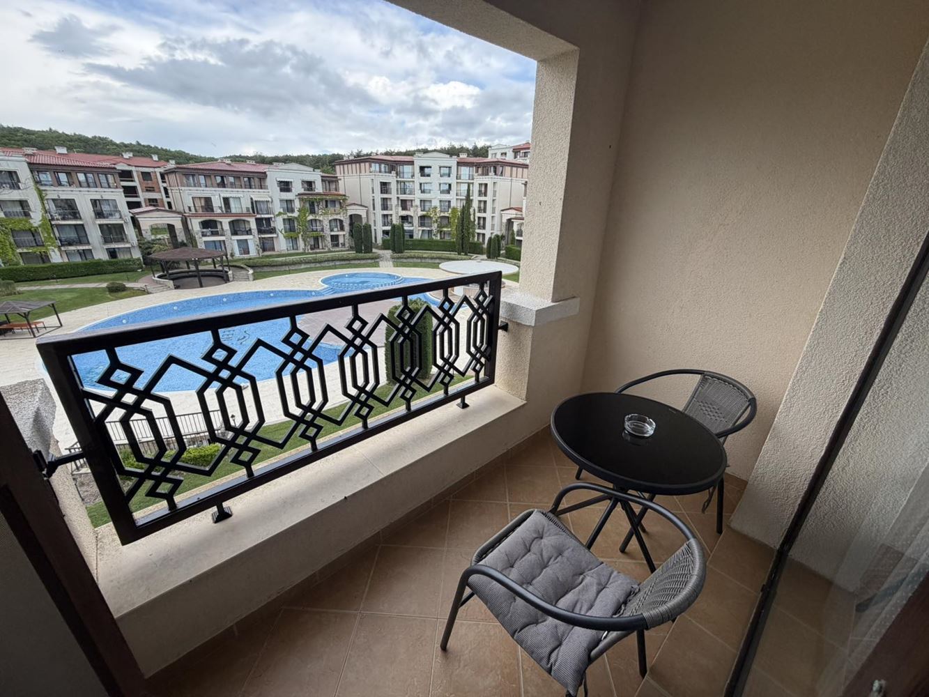 Furnished one-bedroom apartment in an elite complex with swimming pools and sports facilities