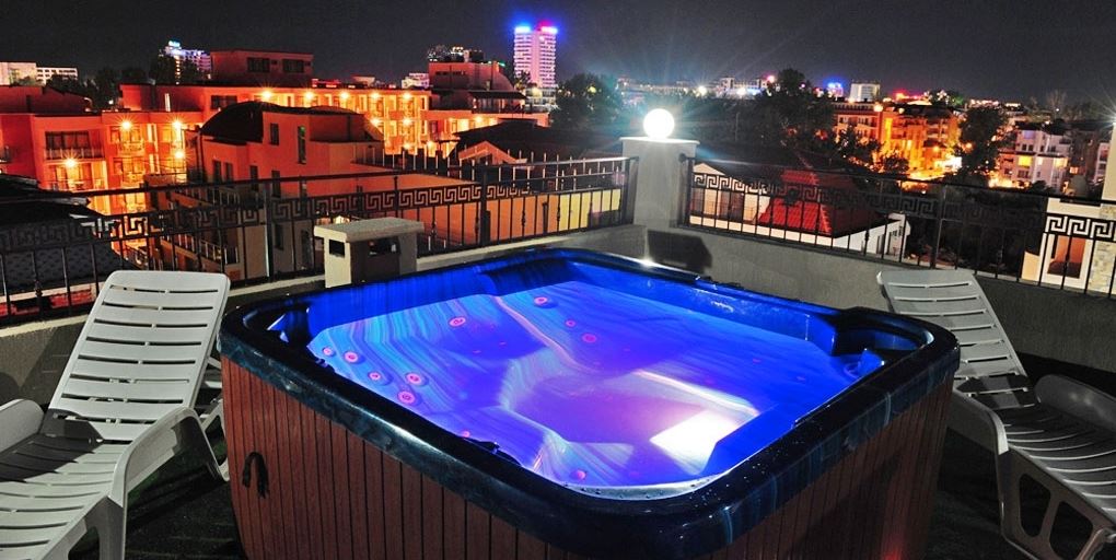 Three-room apartment with luxury renovation in Sunny Beach – pool view and installment payment option