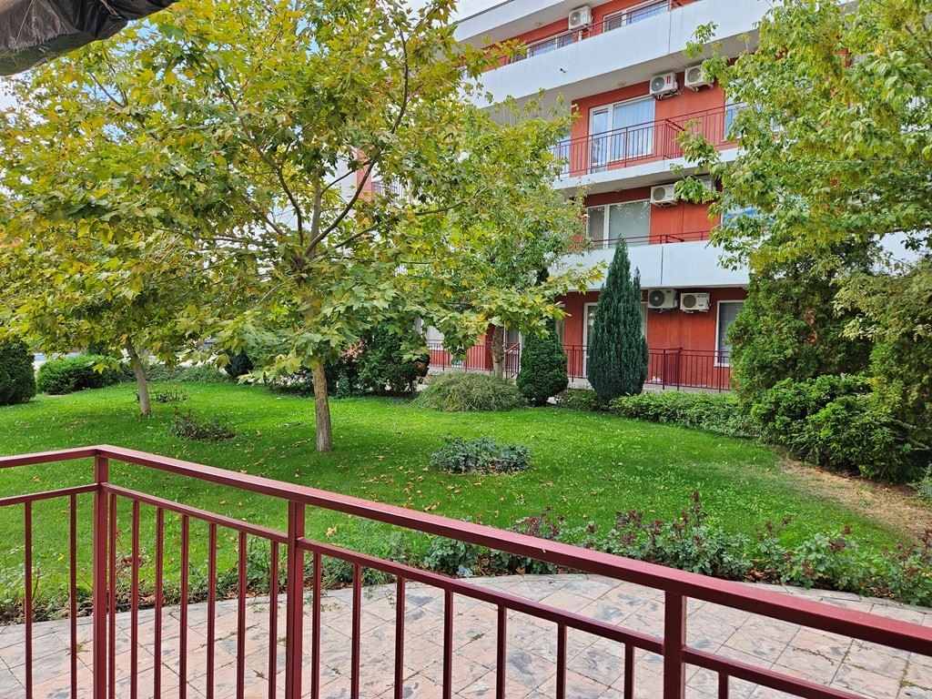 One-Bedroom Apartment on the First Line to the Sea in a Secure Complex in Elenite