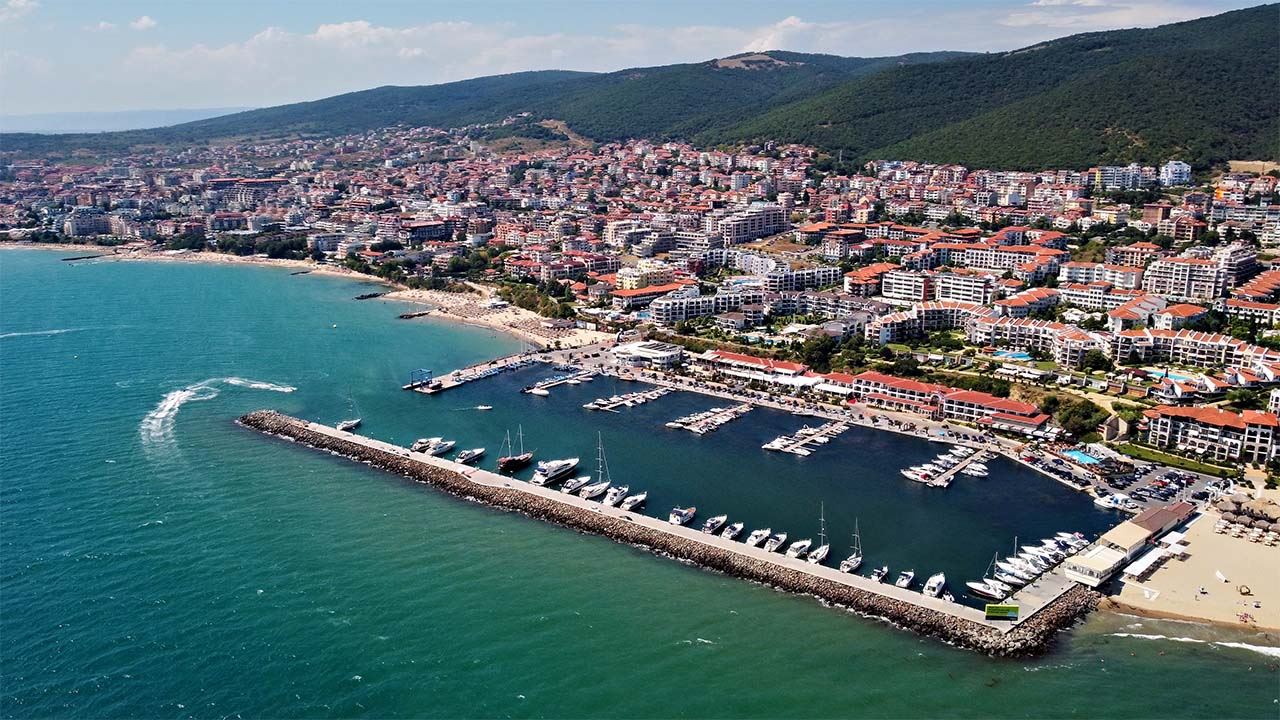 One-bedroom apartment in Sveti Vlas with direct access to the swimming pool – a quiet place for living and relaxation