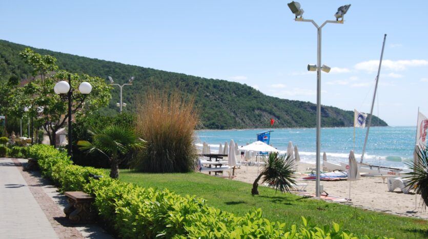 One-bedroom apartment on the first line in Elenite with sea panorama and excellent investment potential