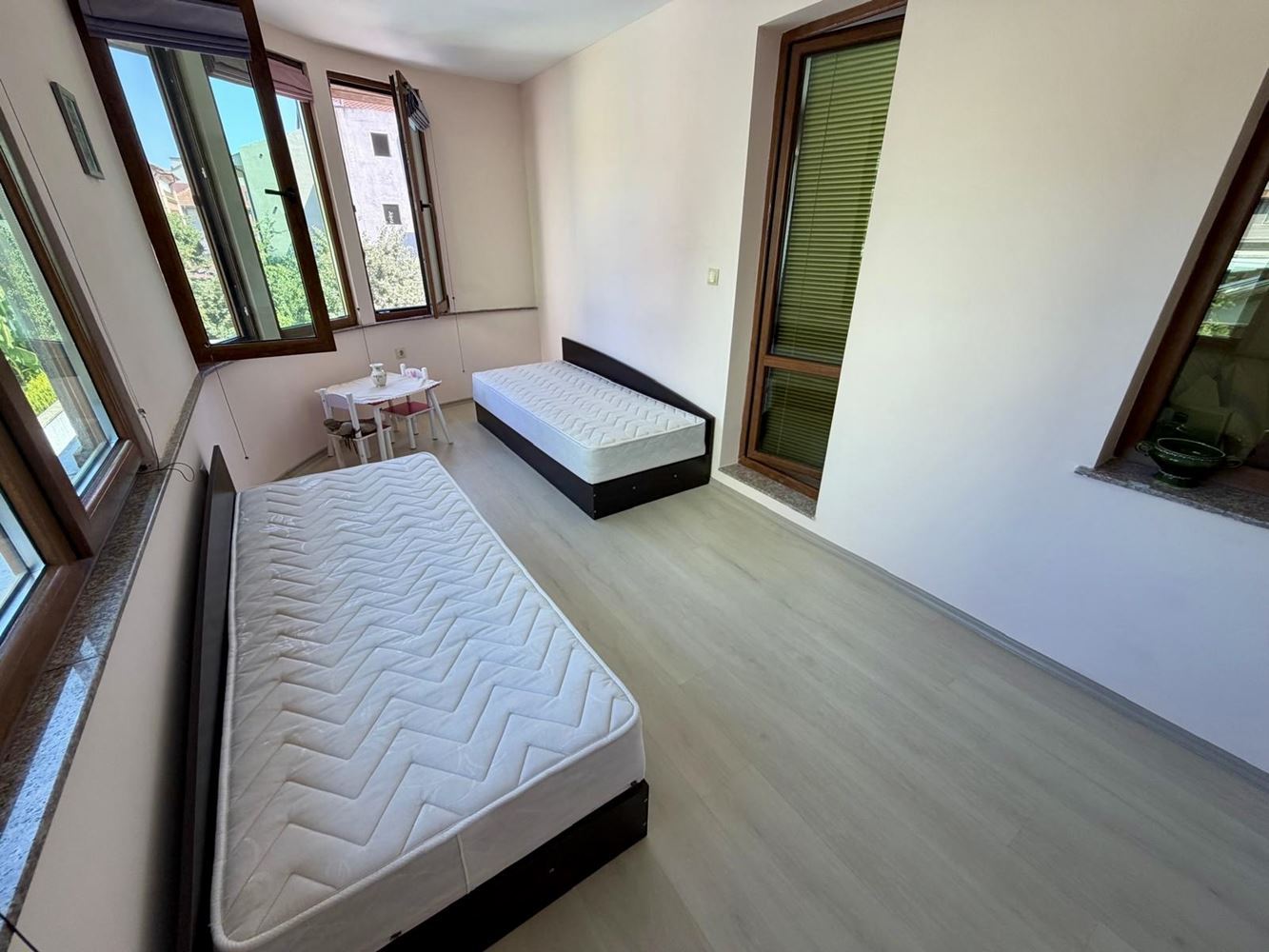 Sarafovo – Spacious One-Bedroom Apartment with Act 16, Minimal Maintenance Fee and Ready Furnishings