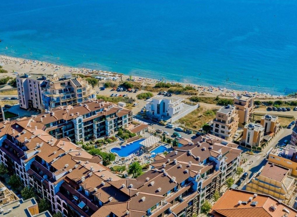 Spacious three-room apartment with sea view in Pomorie – 50 meters from the sea