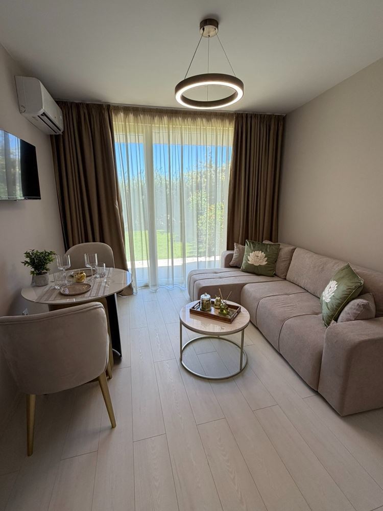First line by the sea in Sunny Beach – brand-new furnishings and a private yard