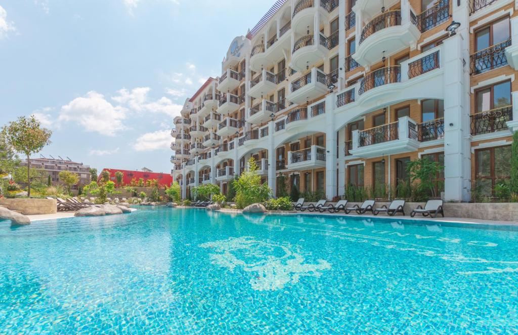 One-Bedroom Apartment with a View of the Park and Swimming Pool in a Prestigious Complex in Sunny Beach