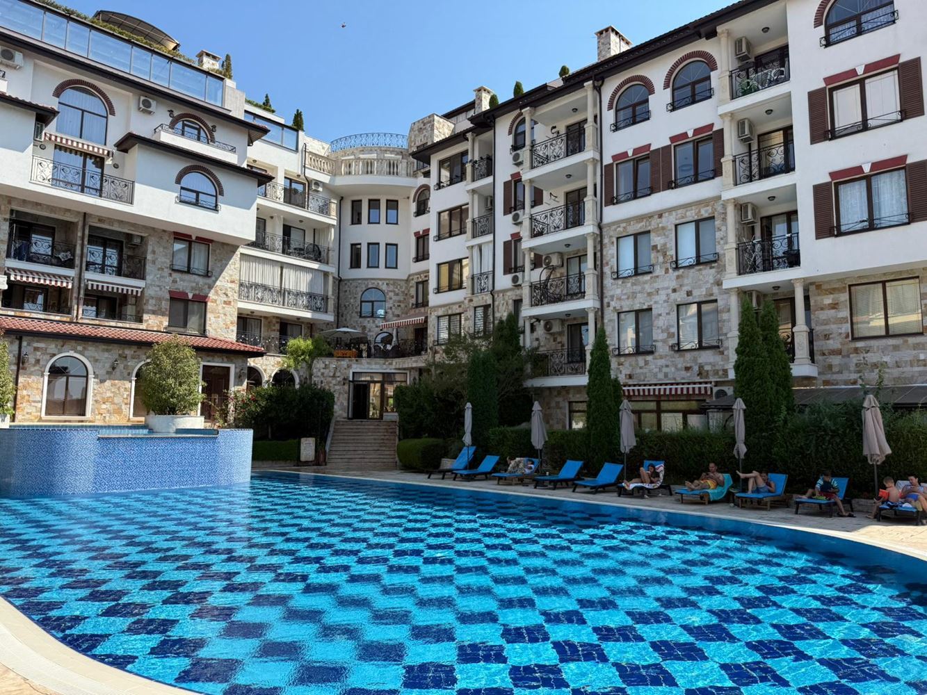Luxury duplex apartment with spacious veranda and pool view in Sveti Vlas