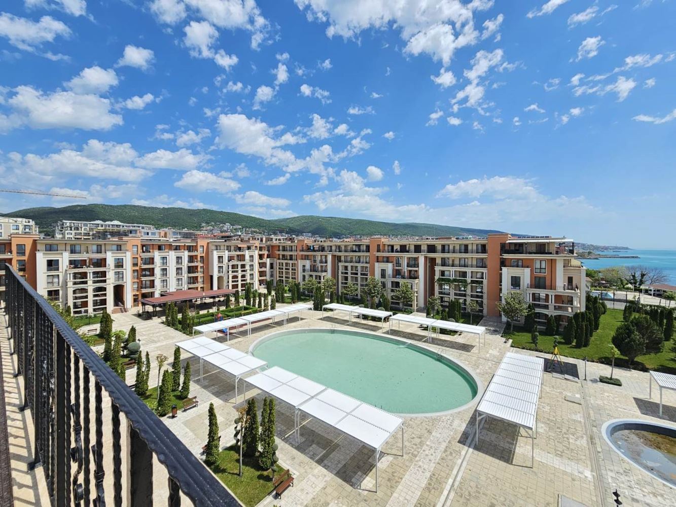 Sveti Vlas – three-bedroom apartment with direct panoramic sea view in a first-line complex