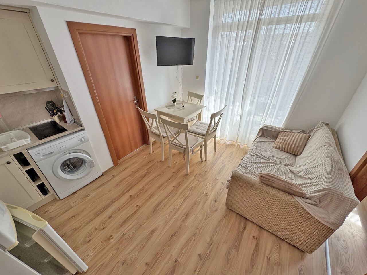Cozy Two-Bedroom Apartment Within Walking Distance of the Beach