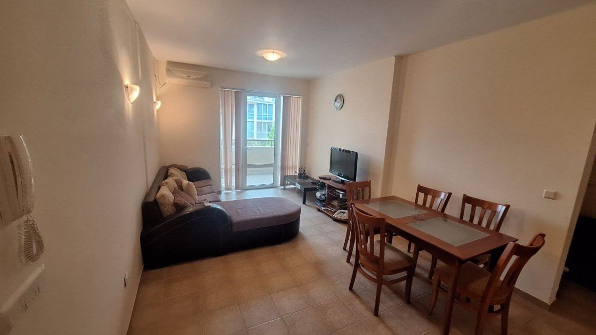 Spacious two-bedroom apartment just meters from the beach in Ravda