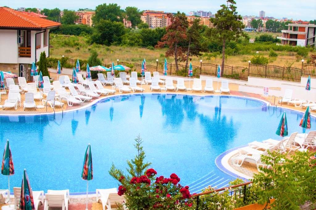 One-bedroom apartment with pool view on the outskirts of Sunny Beach – peace, nature, and year-round comfort