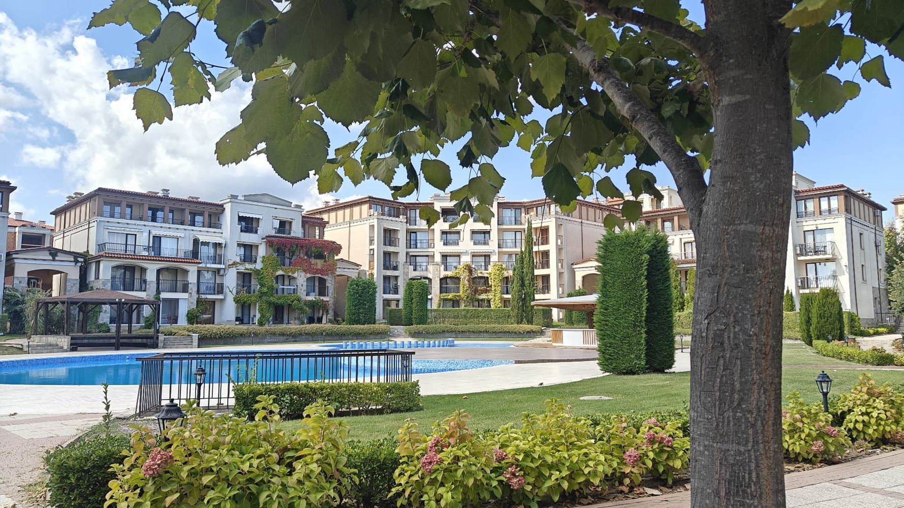 Apartment with two bedrooms, spacious veranda and greenery in a luxury complex in Kavatsi, Sozopol