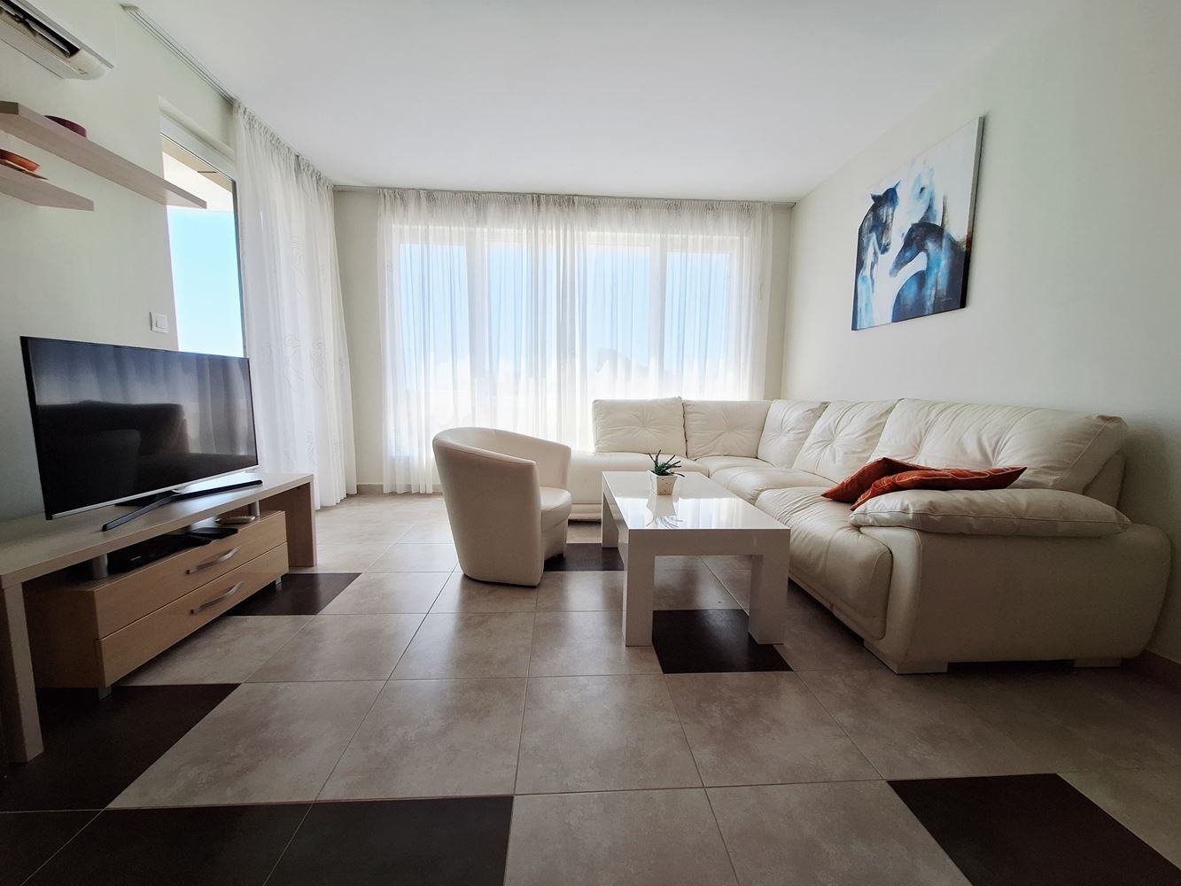 Spacious two-bedroom apartment with parking space only 200 meters from the sea in Sveti Vlas