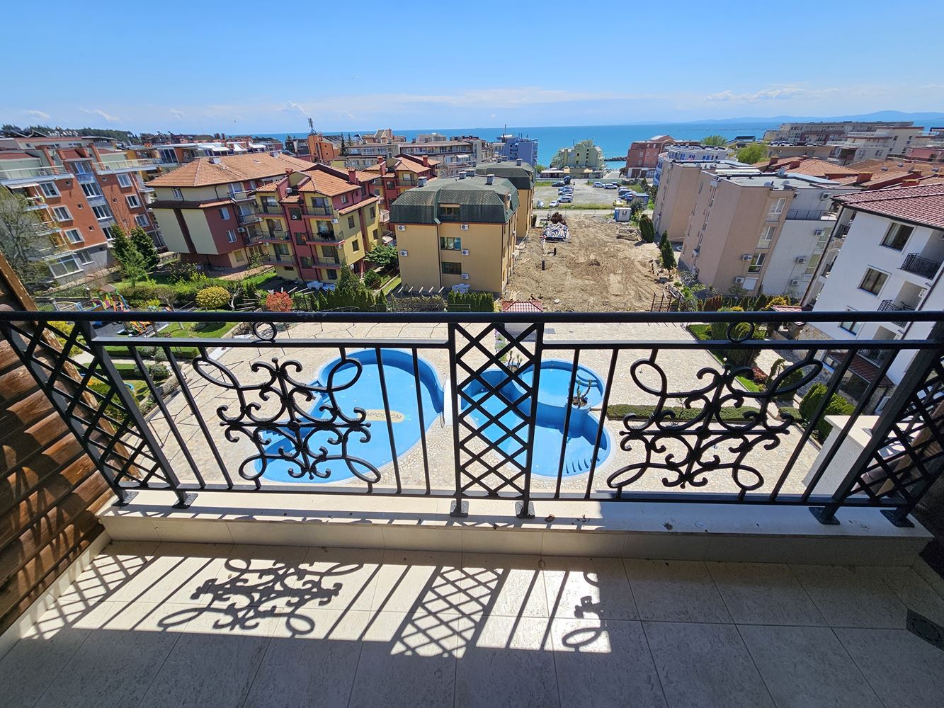 Three-room apartment with sea view – top floor with two terraces in a complex in Nessebar