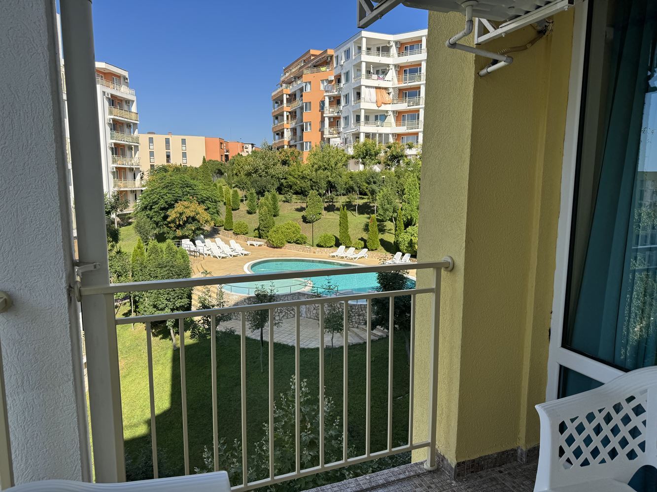 Spacious studio in Sveti Vlas with beautiful pool view – excellent investment by the sea