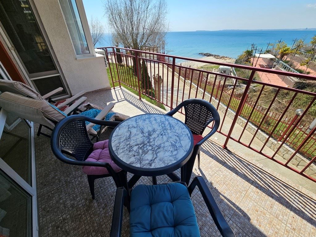 Sveti Vlas, beachfront – panoramic one-bedroom apartment with sea view from every room