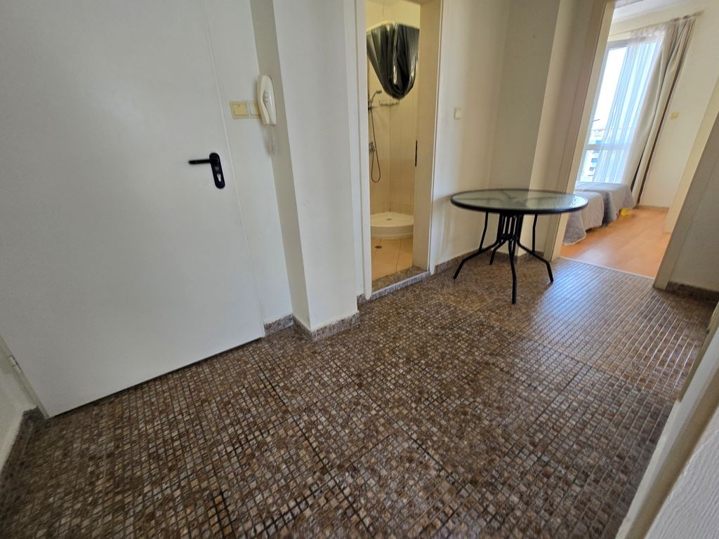 Spacious three room apartment with an excellent location and close proximity to the sea