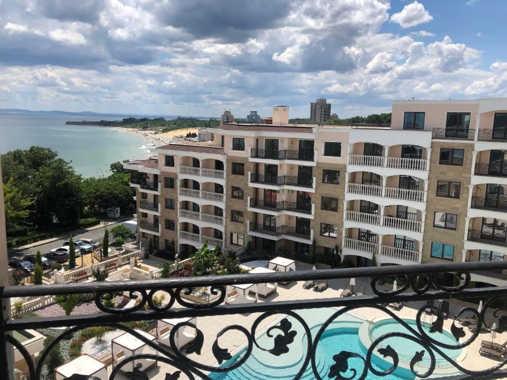 Spacious One-Bedroom Apartment with Panoramic Sea View in a Luxury First-Line Complex in Nessebar