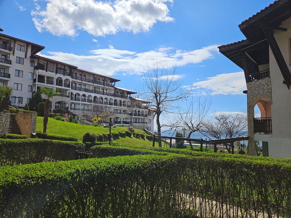 Luxury on the first line – stylish apartment with veranda, private garden, and sea view in Sveti Vlas