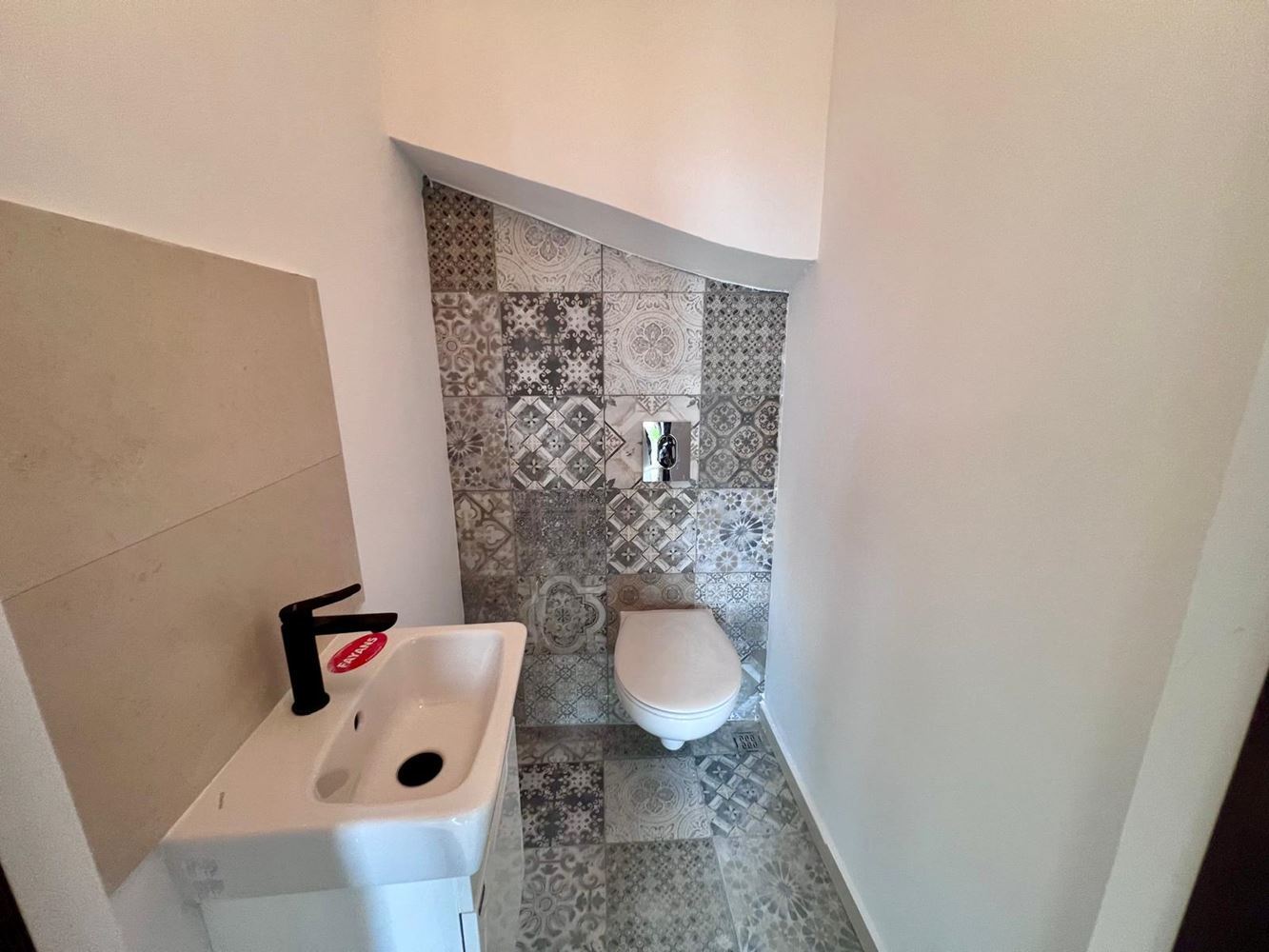 First-line sea property in Ravda – two-bedroom maisonette with sea view and private parking space