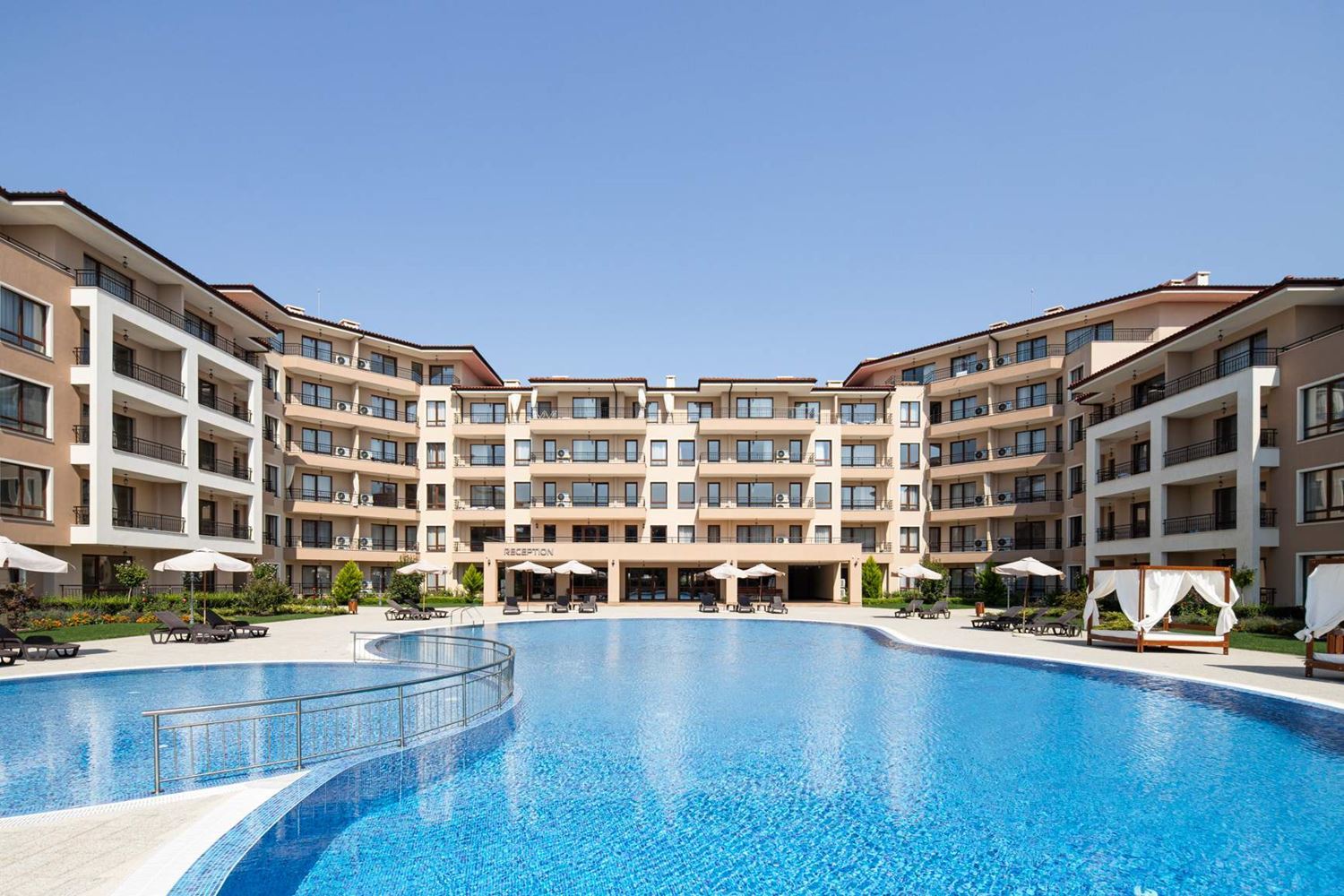 Two-bedroom apartment with pool view in Sveti Vlas – comfort, style and excellent location