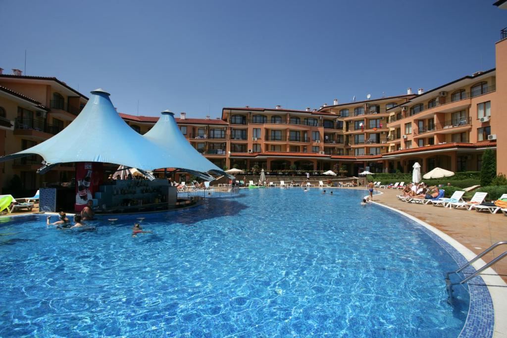 One-Bedroom Apartment with Pool View in Sveti Vlas – Just Steps from the Sea