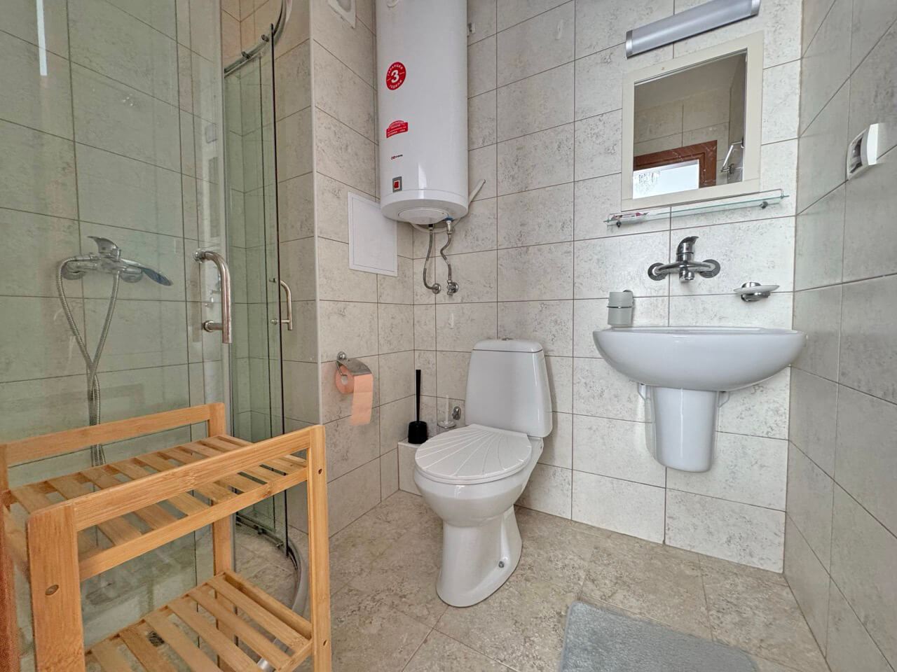 Cozy Two-Bedroom Apartment Within Walking Distance of the Beach