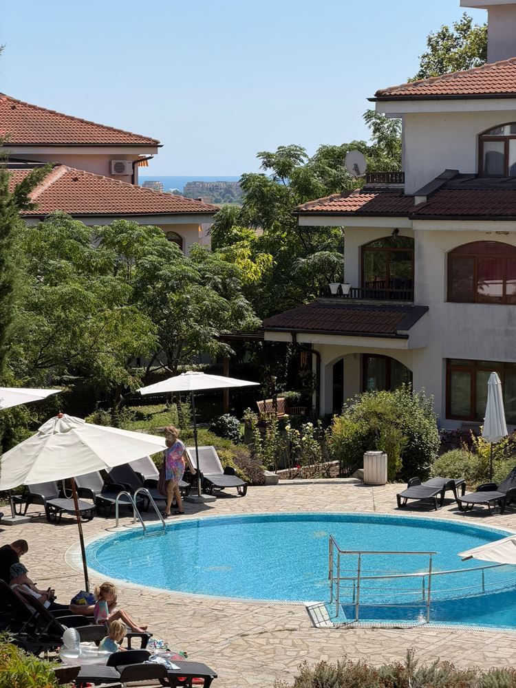 Spacious One-Bedroom Apartment with Pool View in Aheloy