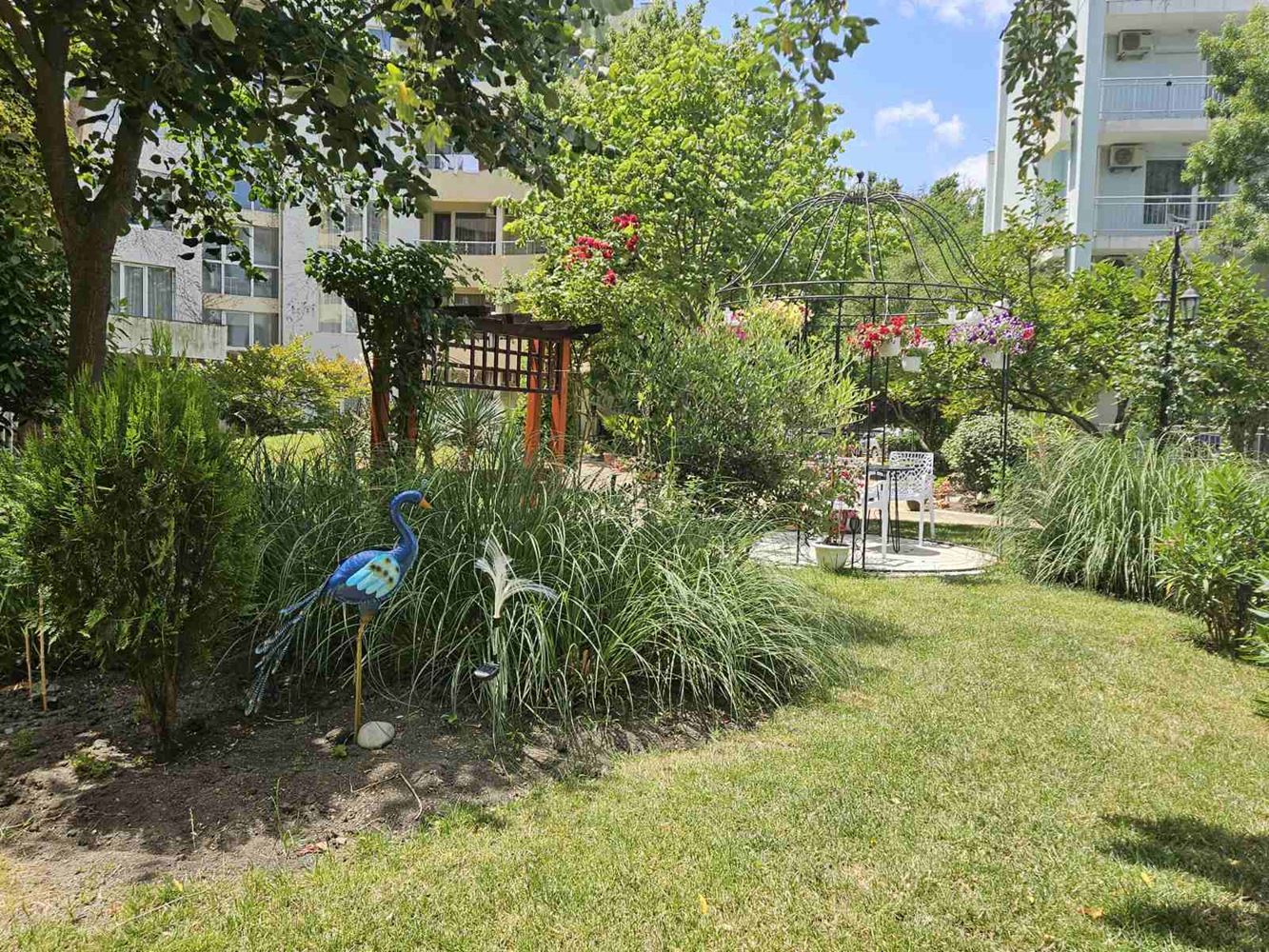 Only 100 meters from the sea! Spacious one-bedroom apartment overlooking the pool in one of the most sought-after complexes in Sunny Beach